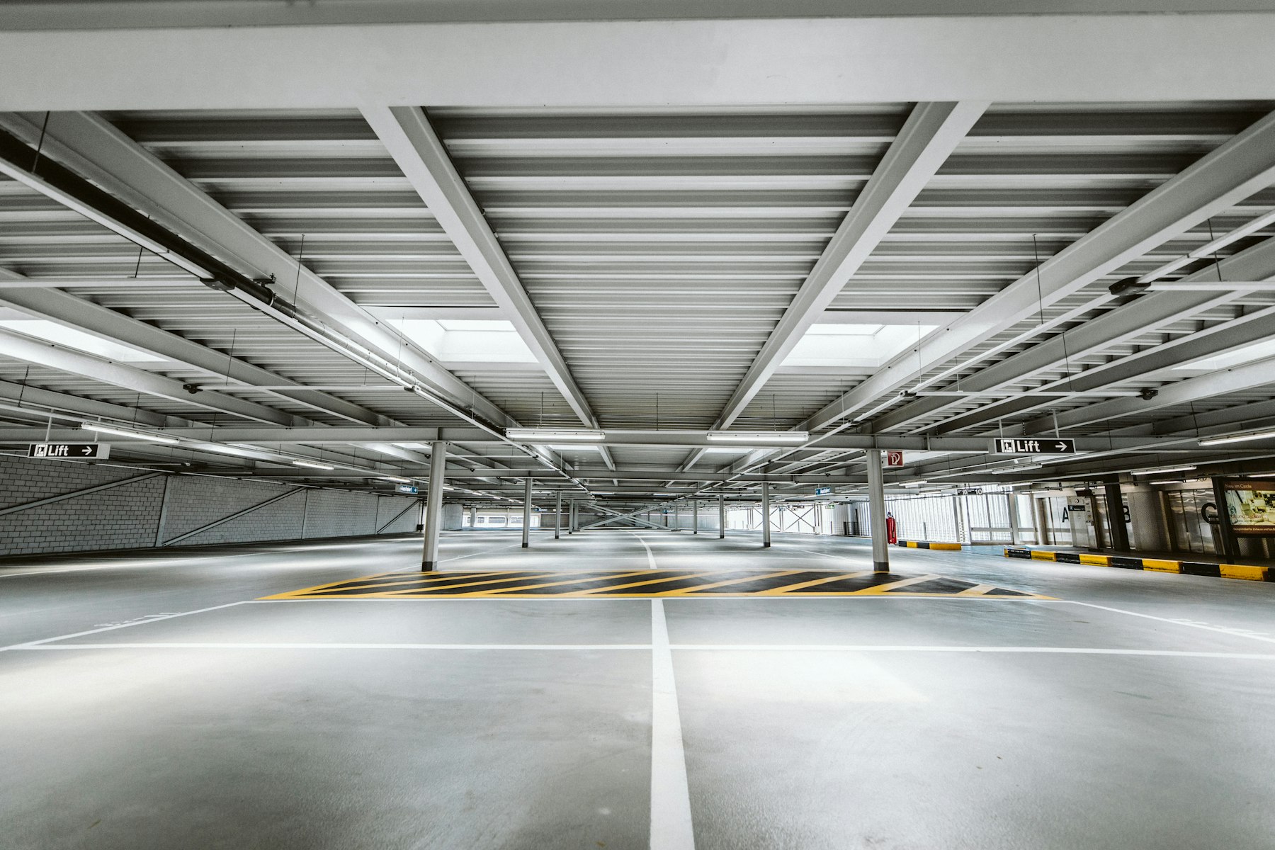 Parkkihalli, jossa kirkas LED-valaistus